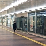 急事態宣言を受けて店舗が臨時休業し、閑散とする三宮の地下街「さんちか」＝８日午前１０時４分、神戸市中央区（撮影・斎藤雅志）