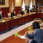 緊急事態宣言の発令を受け開かれた、兵庫県の第２回新型コロナウイルス感染症対策協議会＝９日午前、神戸市中央区、兵庫県公館（撮影・秋山亮太）