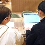 パソコンで就職活動の情報を探す大学生。先が見えず、不安と焦りを募らせている＝西宮市内