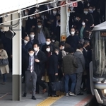 朝のラッシュ時間帯に通勤する人たち＝１０日午前、ＪＲ三ノ宮駅