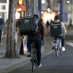 自転車で駆け抜ける食事宅配サービス「ウーバーイーツ」の配達員＝神戸市中央区（撮影・辰巳直之）
