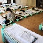 園に通う子どもが減り、昼寝の部屋もまばら。手前には使われないベッドが積まれている＝９日、神戸市垂水区名谷町