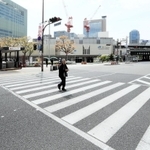 新型コロナウイルスの感染拡大で緊急事態宣言が出されて最初の週末の朝。人が行き交う三宮の街も閑散となった＝１１日午前９時５０分、神戸市中央区（撮影・鈴木雅之）