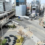 緊急事態宣言後初の週末を迎えた神戸・三宮。日ごろは多くの人が行き交う交差点も閑散とし、駅前ロータリーは客待ちのタクシーが列を作る＝１１日午前９時１５分、神戸市中央区（撮影・鈴木雅之）