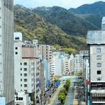 新型コロナウイルスの感染拡大で緊急事態宣言が出されて初めての週末。三宮の街は人も車も少なかった＝１１日午前１０時４８分、神戸市中央区（撮影・鈴木雅之）