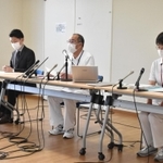 入院患者の感染を受け、病院の診療体制などを説明する尼崎医療生協病院の大沢芳清院長（中央）ら＝尼崎市南武庫之荘１１