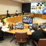 西村康稔経済再生担当相と、井戸敏三兵庫県知事ら７都府県の知事たちが話し合ったテレビ会談＝１１日午後、神戸市中央区、兵庫県災害対策センター（撮影・辰巳直之）