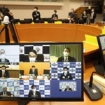 西村康稔経済再生担当相と、井戸敏三兵庫県知事ら７都府県の知事たちが話し合ったテレビ会談＝１１日午後、神戸市中央区、兵庫県災害対策センター（撮影・辰巳直之）