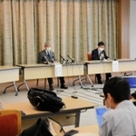 院内感染について説明する神戸市の小原一徳健康局長（右から２人目）ら＝１１日午前、神戸市役所