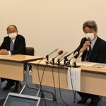神戸赤十字病院職員の新型コロナウイルスへの感染が分かり、会見する神戸市の花田裕之健康局担当局長（右）ら＝１２日午後、神戸市役所