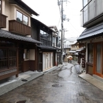 ほとんど人通りのない湯本坂。朝は開いたものの午後から閉じる店もあった＝１２日午前、神戸市北区有馬町