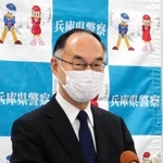 神戸西署長らの新型コロナウイルス感染を受け、会見する加藤晃久兵庫県警本部長＝神戸市中央区下山手通５