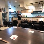 開店直後、客がいない店内でテレビの画面を見つめる「なおちゃん」店主の猶原剛さん＝１３日午後、神戸市中央区中山手通１（撮影・斎藤雅志）