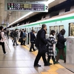 緊急事態宣言発令から１週間。利用客が多い帰宅時間帯に乗客が減った神戸市営地下鉄三宮駅＝１３日午後５時２８分、神戸市中央区（撮影・斎藤雅志）