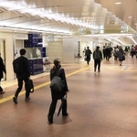 新型コロナウイルスの感染拡大で緊急事態宣言が出され、通勤の人も少なめ＝１３日午前、神戸市中央区（撮影・鈴木雅之）