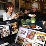 飲食店を応援するインスタグラムのアカウント「ｔｏｇｏｋｏｂｅ」の画面。在宅勤務中の高木晴香さん（左画面内）らが発信を続ける＝神戸市長田区