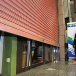 神戸・元町映画館では１４日夕、従業員が休業前最後の客を見送り、シャッターを閉めた。従業員の男性（４３）は「休業中も何とか持ちこたえたい」（小谷千穂）＝神戸市中央区（撮影・山崎　竜）