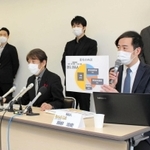 要望書を提出後、記者会見する飲食店主ら＝神戸市役所