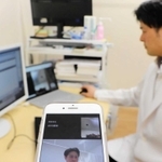 スマートフォンの画面を通じ、医師と患者がやりとりできるオンライン診療＝神戸市灘区灘南通５、青野クリニック