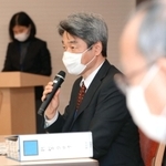 新型コロナウイルスの感染確認について記者会見する神戸市健康局の花田裕之担当局長（中央）＝１５日午前、神戸市役所（撮影・辰巳直之）