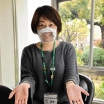 手話通訳者の口元が見えるように改良されたマスク＝伊丹市千僧１、伊丹市役所