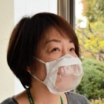 聴覚障害者が口元を確認できるように配慮された手作りマスク。中心部を透明のカバーで施している＝伊丹市千僧１、伊丹市役所