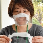 聴覚障害者が、手話通訳者の口元が見えるように改良された手作りの布マスク＝伊丹市役所