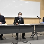 伊丹市立緑丘小学校に勤務する教員の感染が判明し、会見する木下誠教育長（中央）ら＝伊丹市千僧１