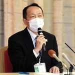 神戸市こども家庭センターの不適切な電話対応について説明する市こども家庭局の八乙女悦範副局長＝１６日午後、神戸市役所