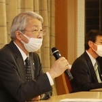 新たな感染者について説明する（左から）中央市民病院の木原康樹院長、小原一徳健康局長＝１７日午前、神戸市役所（撮影・吉田敦史）