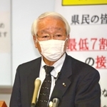 会見で中小事業者向けの支援策などについて説明する井戸敏三知事＝１７日午後、兵庫県庁（撮影・秋山亮太）