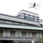 外出自粛を呼びかけるスピーカー付きの小型無人機ドローン＝生田神社