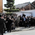 組員や警察官、報道陣が集まった神戸山口組の会合前の様子。現在、会合は見送られているという＝２０１９年１２月、神戸市西区