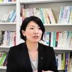 「感染者が批判されるような社会でいいのかと考えてほしい」と話す村山綾准教授＝大阪府東大阪市、近畿大