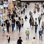 緊急事態宣言が発出された当日、平日正午過ぎの三宮センター街＝４月７日午後０時８分、神戸市中央区三宮町１（撮影・吉田敦史）