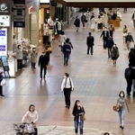 緊急事態宣言後、人通りが減った平日正午過ぎの三宮センター街＝４月２０日午後０時８分、神戸市中央区三宮町１（撮影・吉田敦史）