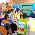 遺族役や医師役に分かれ、ロールプレイングで対応を学ぶ医師ら＝２０１９年８月、千葉県船橋市（日本ＤＭＯＲＴ提供）