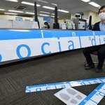 「今だけ帯」と名付けられた長さ１・８メートルの帯。感染防止のため、人と一定の距離を取ることを呼び掛ける＝神戸市中央区雲井通４、キンコーズ三宮店