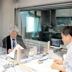 透明アクリル板を設置したスタジオ＝ラジオ関西