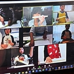それぞれの自宅で料理に挑戦。パソコン画面に映るオンライン料理教室の子どもたち＝神戸市中央区三宮町１、四季愛菜ダイニング