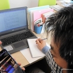 自宅にいる利用者の様子をＬＩＮＥで確かめる就労・自立支援施設職員。作った「さをり織り」の画像が送られてきた＝南あわじ市賀集八幡、森の木ファーム