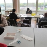 作業する障害のある利用者たち。受注減の不安にさらされる＝神戸市西区櫨谷町長谷、なでしこの里（なでしこの里提供）