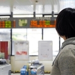 ＪＲの駅で改札を見つめるＡさん。事故の後遺症で、１０年近く電車に乗ることができなかった＝西宮市内