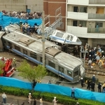 事故発生から約２時間半後の現場。車両はマンションに激しく衝突し、乗客１０６人が死亡、４９３人が重軽傷を負った＝２００５年４月２５日、尼崎市内