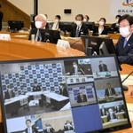 井戸敏三兵庫県知事や久元喜造神戸市長らが参加した関西広域連合のテレビ会議＝２３日午後、神戸市中央区、兵庫県災害対策センター（撮影・後藤亮平）