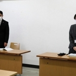 盗撮事件を起こした職員の処分について説明する、尼崎市の西村和修・人事管理部長（左）と松長寿枝人事課長＝尼崎市役所