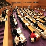 議員らが間隔を空けて座った本会議場＝兵庫県議会（撮影・鈴木雅之）