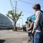 事故現場に向かって沿道で黙とうする人たち＝２５日午前９時１８分、尼崎市久々知３（撮影・風斗雅博）