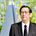 取材対応中、言葉を絞り出すＪＲ西日本の長谷川一明社長＝２５日午前７時３９分、尼崎市久々知３（撮影・中西幸大）