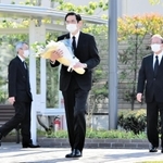 献花に向かうＪＲ西日本の長谷川一明社長（中央）と真鍋精志会長（右）と来島達夫副会長＝２５日午前７時３０分、尼崎市久々知３（撮影・中西幸大）